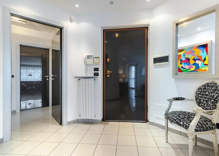 Luce With Free Parking * 알바