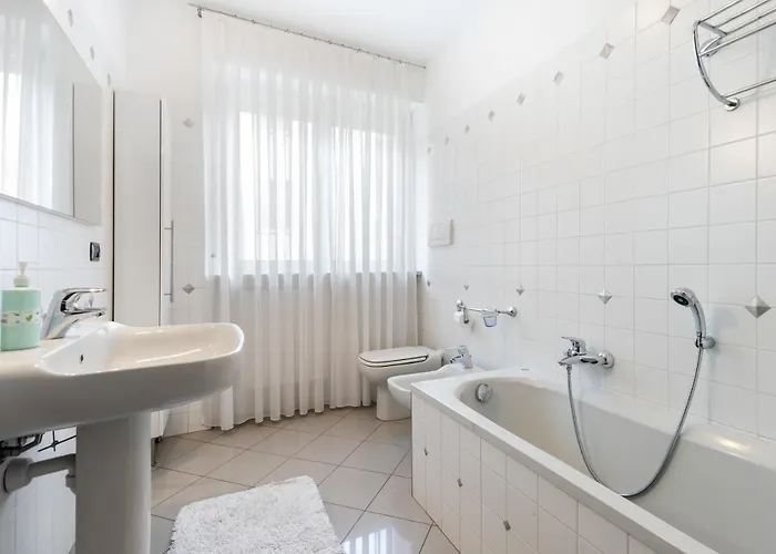 Luce With Free Parking Apartman Alba