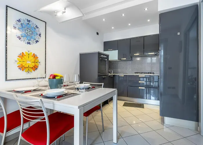 Luce With Free Parking * 알바